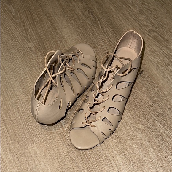 Limelight Cream Heels with Intricate Cutouts - Picture 3 of 3